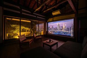 ein Wohnzimmer mit Blick auf die Skyline der Stadt in der Unterkunft kyuuka in Nakatsu