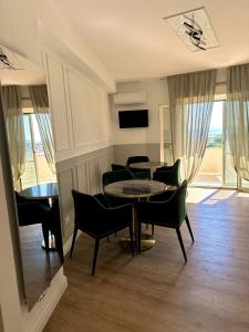 a dining room with a table and chairs and a window at Blu Opèra Guest Rooms in Soverato Marina