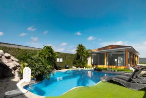 a house with a swimming pool and a building at H4 El Progreso in Corozal