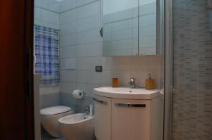 A bathroom at Loft Due Cuori con terrazza