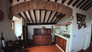 a kitchen with an archway and a counter top at THE ROOF HOUSE - appartamento piazza grande in Montepulciano +41 photos