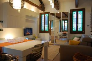 A seating area at Loft Due Cuori con terrazza