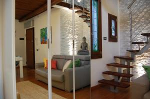 A seating area at Loft Due Cuori con terrazza