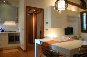 A kitchen or kitchenette at Loft Due Cuori con terrazza