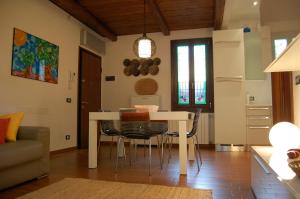 A seating area at Loft Due Cuori con terrazza