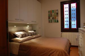 A bed or beds in a room at Loft Due Cuori con terrazza