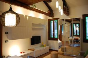 A television and/or entertainment centre at Loft Due Cuori con terrazza