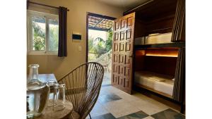ein Zimmer mit einem Tisch und einem Etagenbett in der Unterkunft Pachamaya Holistic Wellness Boutique Hotel & Spa - Adults Only in Cancún