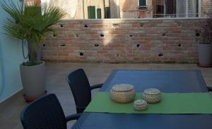 A seating area at Loft Due Cuori con terrazza