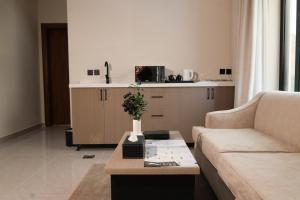 a living room with a couch and a table at رست للشقق المخدومة in Medina