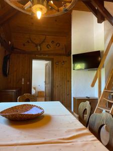 a room with a table with a bowl on top of it at Fichtenblockhütte in Sonnenalpe Nassfeld
