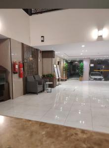 a lobby with a couch and a table in a building at company petty bark شركة بيتي بارك للشقق المخدومة درجة اقصادية in Qarār