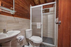 a bathroom with a toilet and a sink and a shower at Cabañas La Silleta in Santa Elena +28 photos