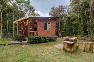 a small house in the middle of a yard at Cabañas La Silleta in Santa Elena