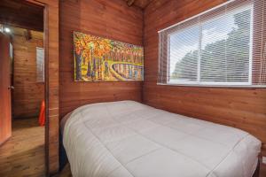 a bedroom with a bed in a room with a window at Cabañas La Silleta in Santa Elena