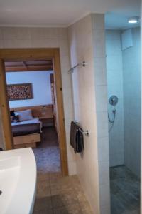 Koupelna v ubytování Appartement Catrin mit Sauna und E-Ladestation