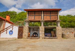 a house with a balcony on top of it at O rincón de Agrón in Melide