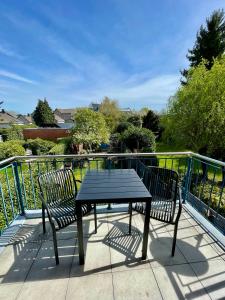 a black table and two chairs on a balcony at Apartment mit Balkon - Nähe CHIO Aachen in Herzogenrath