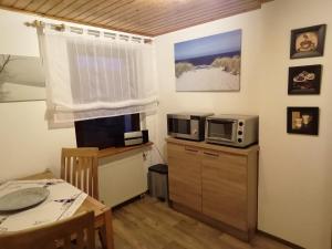 a kitchen with a microwave on top of a counter at Apartments Achterblick in Ueckeritz