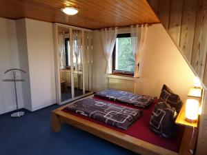 a bedroom with two beds and a window at Apartments Achterblick in Ueckeritz