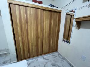 a wooden door in a room with at Suite El Ángel #7 in Tuxtla Gutiérrez