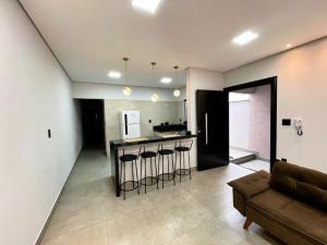 a living room with a couch and a kitchen at Casa Centro de Socorro prox a Feira de malhas in Socorro