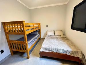 a bedroom with a bunk bed in a room at Casa Centro de Socorro prox a Feira de malhas in Socorro