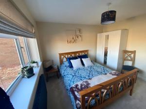 ein Schlafzimmer mit einem Bett und einem großen Fenster in der Unterkunft Clauds Close in Hughenden