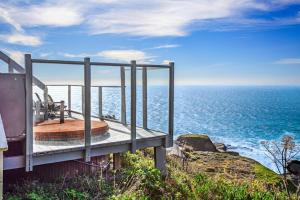 a house with a view of the ocean at The Lookout Point in Gualala