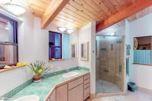 a bathroom with two sinks and a shower at Casa Pelo Mar in Sea Ranch