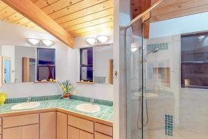 a bathroom with two sinks and a shower at Casa Pelo Mar in Sea Ranch +29 photos