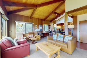 a living room with couches and a table at Rainbow's End in Valley Crossing