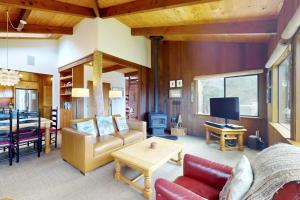 a living room with a couch and a table at Rainbow's End in Valley Crossing
