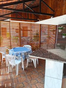 a patio with a table and chairs and a fence at REFUGIO Chacara ENTRE NÓS in Holambra