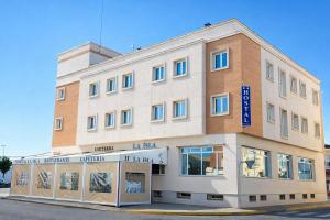 a building on the corner of a street at Hostal La Isla in Montijo