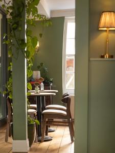 a dining room with green walls and a table and chairs at House Arundel in Arundel +58 photos