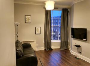 Televízia a/alebo spoločenská miestnosť v ubytovaní Central Dublin Apartment