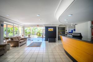 a living room with a couch and a counter at Brivali Hotel Centro in Caçador
