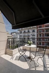 a patio with a table and chairs on a balcony at CasaSur Recoleta in Buenos Aires