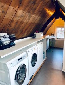 a laundry room with a washer and dryer at Boutique Home in Maassluis
