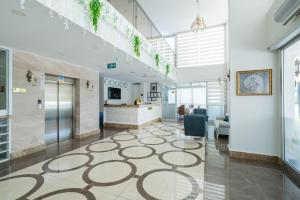 an office lobby with a large carpeted floor at Minerva Hotel Kızkalesi in Kizkalesi
