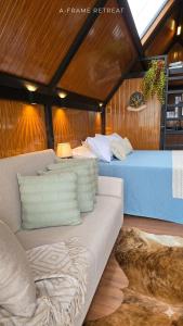 a bedroom with two beds and a couch in it at Chalés da colina em Victor Graeff in Cochinho