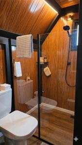 a bathroom with a shower and a toilet at Chalés da colina em Victor Graeff in Cochinho