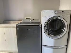 a washer and dryer sitting next to a counter at Increible Casa con vista al mar in La Paz