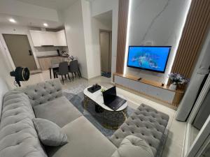 a living room with a couch and a flat screen tv at Homestay THAIPHONG DRAGON CASTLE Bãi Cháy in Ha Long