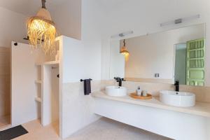 a bathroom with two sinks and a mirror at Casa La Gloria, Centro de Mérida, Hasta 16 Huéspedes in Mérida +31 photos