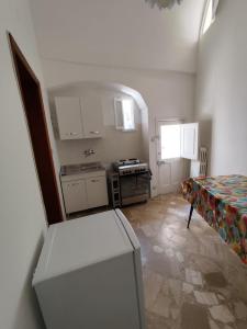 a kitchen with a stove and a table in a room at La NICCHIA in Monteroni di Lecce