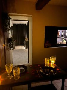 a table with glasses on it in a room at La loge secrète Love Room in Dolus-le-Sec