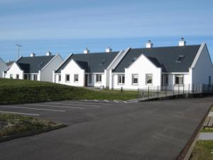 Byggingin sem sumarhúsið er í