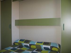 1 dormitorio con 1 cama con cabecero blanco en Camping Sella, en Arriondas